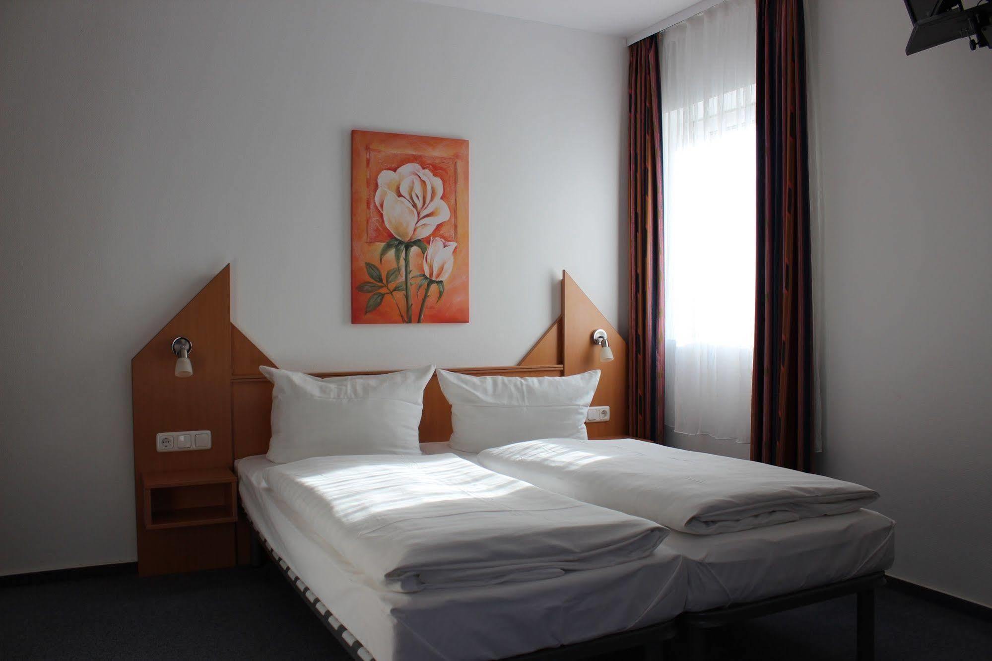 Hotel Und Restaurant "Zur Zwiebel" 佩讷明德 外观 照片